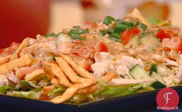 Insalata di pollo tailandese con arachidi e lime