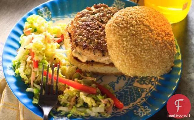 Hamburger di pollo asiatico con citronella piccante Mayo e Slaw asiatico in salamoia