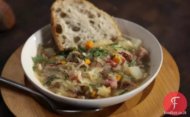 Zuppa di prosciutto, fagioli e pancetta con crauti