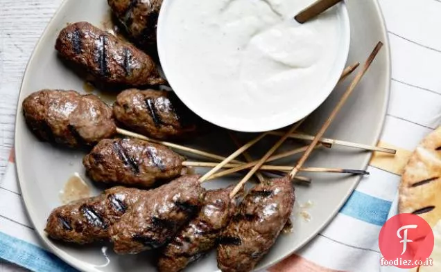 Kabobs di agnello con salsa Tzatziki