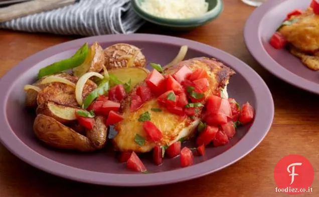 Parmigiano Petto di pollo in crosta con pomodoro e basilico e patate con peperoni e cipolle