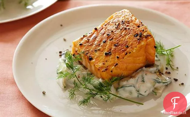 Salmone arrosto lento con insalata di cetrioli e aneto