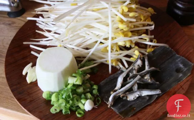 Zuppa di germogli di fagioli (kongnamul Guk)