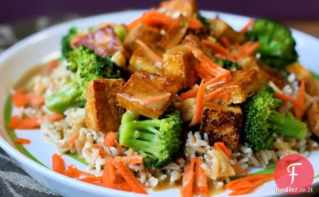 Tofu di soia - mirin su riso con broccoli e salsa di arachidi