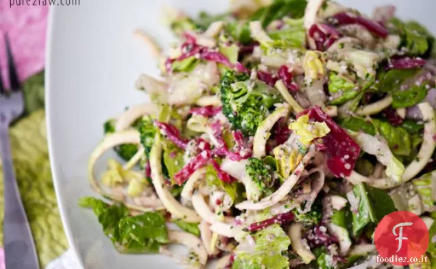 Insalata vegetariana con condimento per insalata di broccoli