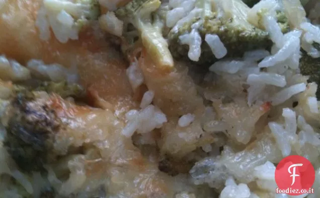 Broccoli, riso e formaggio sono su una casseruola