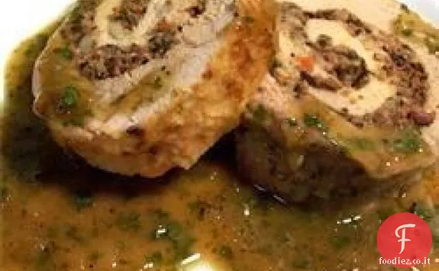 Filetto di maiale arrosto in padella con formaggio blu e ripieno di olive