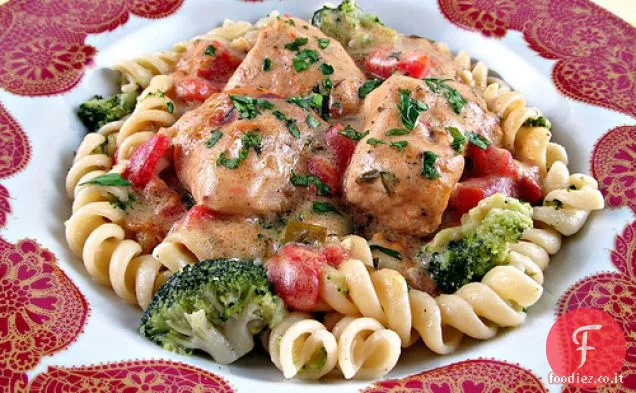 Pollo al forno al curry con broccoli e pasta