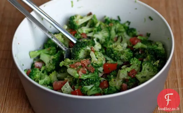 Cena stasera: Insalata di broccoli con pancetta, erba cipollina e pomodoro