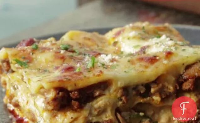 Lasagna Bianca con Salsiccia di Tacchino Piccante e Funghi