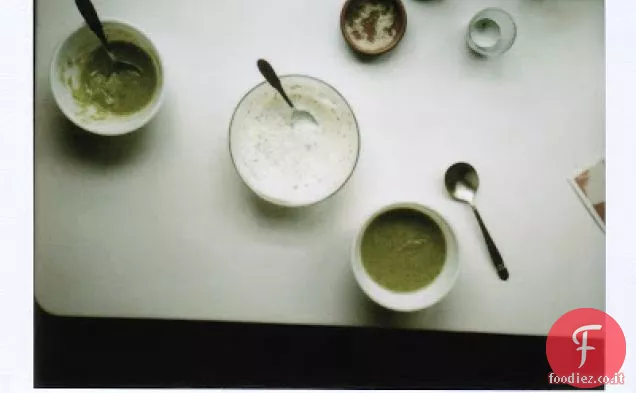 Zuppa di broccoli con crema di limone e erba cipollina