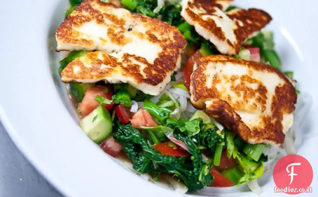 Insalata di noodle asiatica con Halloumi fritto