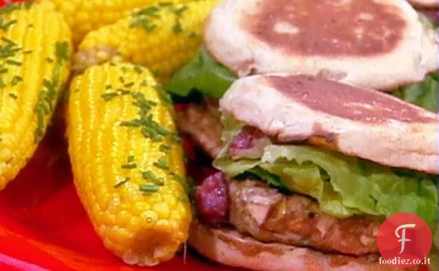 Hamburger di tacchino di Cranberry Bog, serviti con mais sulla pannocchia con burro di erba cipollina