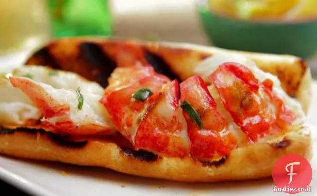 Rotolo di aragosta caldo con burro di dragoncello al limone