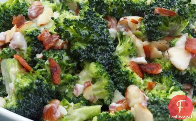 Insalata di broccoli cremosa con pancetta, cheddar e mandorle