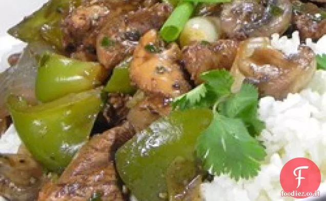 Pollo con peperoni verdi in salsa di fagioli neri