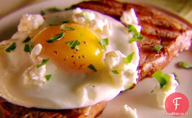 Bistecca Toscana alla griglia con uovo fritto e formaggio di Capra