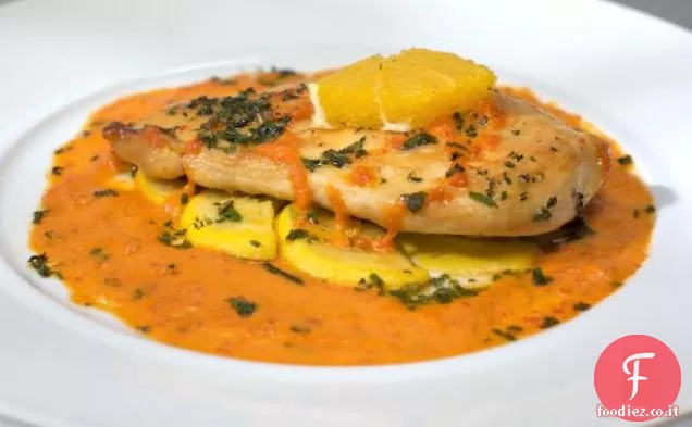 Scaloppine di pollo all'arancia e squash di Sunburst Escabeche con purea di pepe arrosto