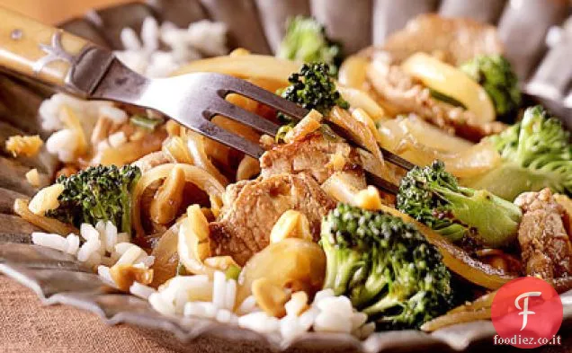 Carne di maiale saltata in padella con broccoli e anacardi