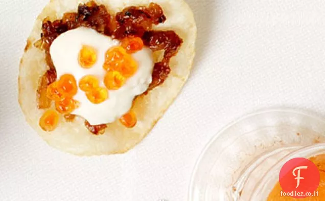 Chips di cipolla e caviale con Crème Fraîche piccante