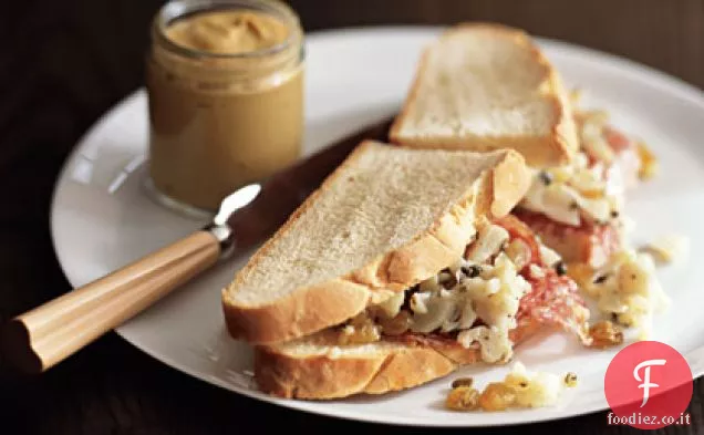 Panino al salame con salsa di cavolfiore