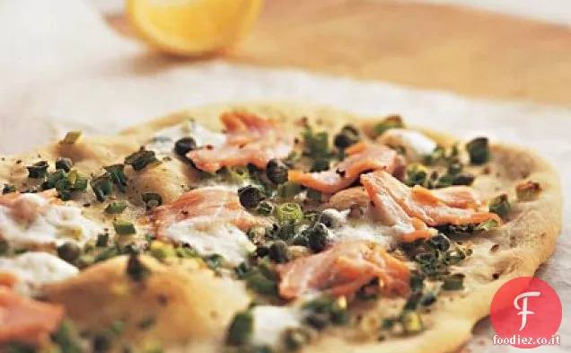 Pizza al Salmone Affumicato con Mascarpone e Capperi