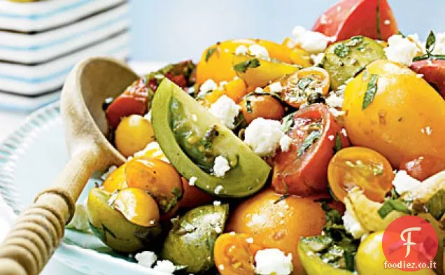 Insalata di pomodori cimelio con erbe e capperi