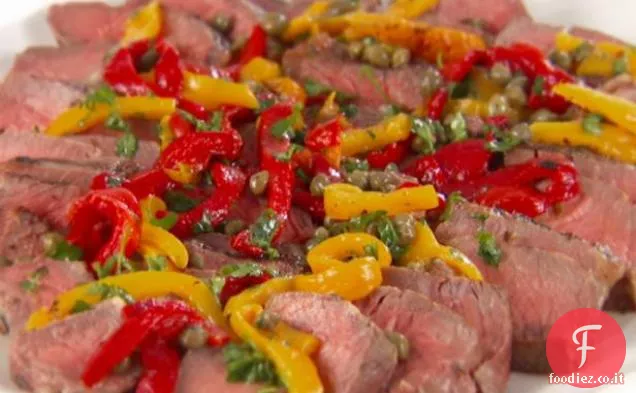 Bistecche di controfiletto alla griglia con salsa di peperoni e capperi