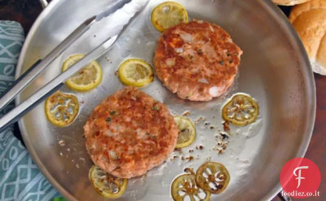 Hamburger di salmone con capperi e fette di limone fritte