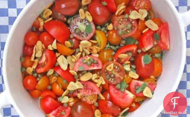 Salsa di pomodoro tritata con aglio fritto e capperi