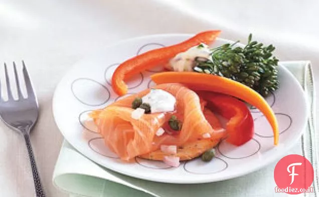 Piatto di salmone affumicato con aneto Panna acida