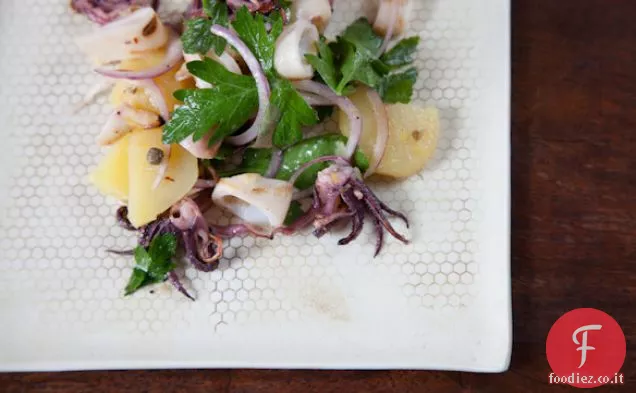 Insalata di calamari alla griglia con limone, capperi e prezzemolo