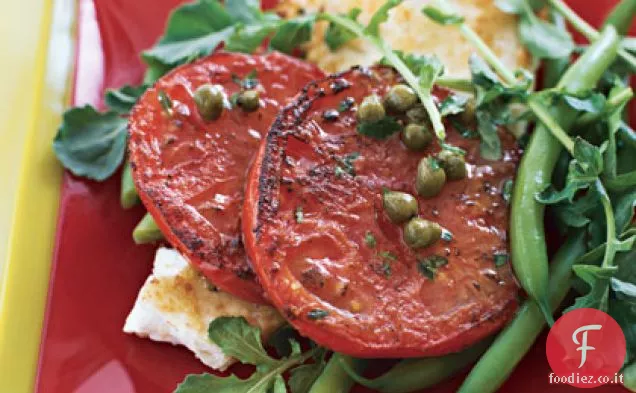 Insalata di pomodoro e feta alla griglia con condimento al limone e cappero