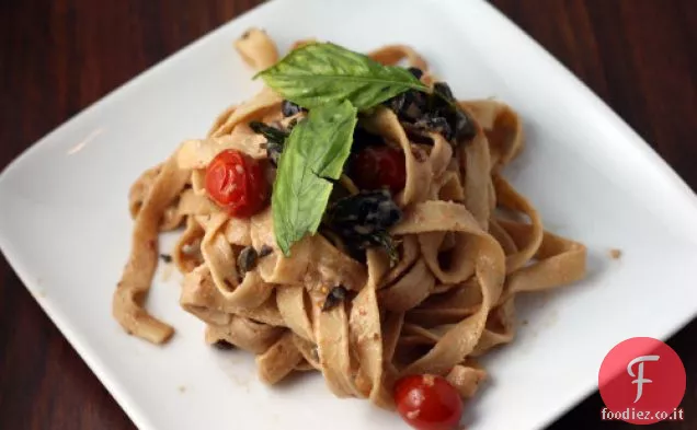 Fettucine Con Olive Oleate, Pomodori e Formaggio di Capra