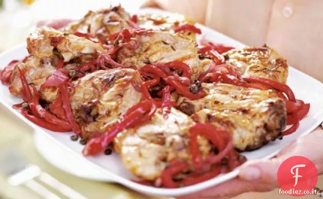 Cosce di pollo alla griglia con cipolle dolci e peperoni