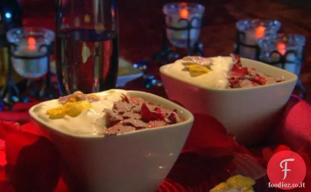 Budino al cioccolato con rose caramellate