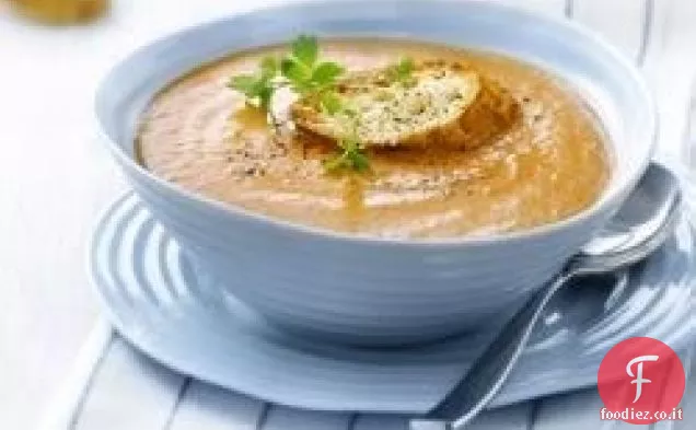 Arrostito Cipolla dolce e zuppa di pomodoro con crostino di formaggio