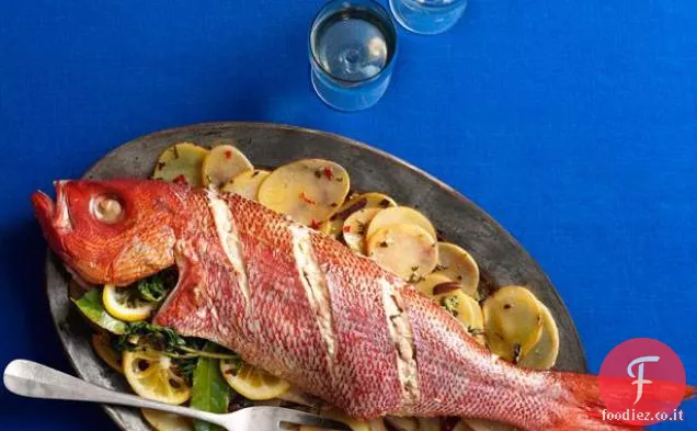 Pesce intero arrosto con Patate a fette, olive ed erbe aromatiche