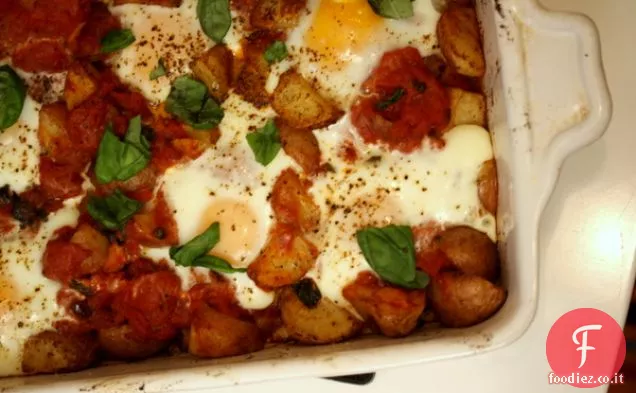Uova al forno con pomodori e patate affumicate