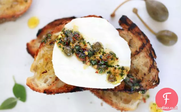 Toast di mozzarella fresca fresca con olio di erbe speziato