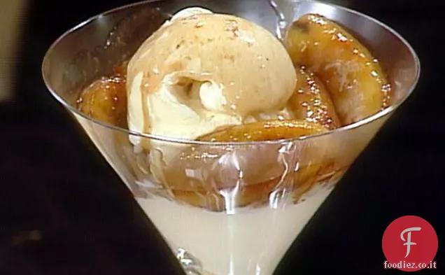 Gelato alla vaniglia francese con banane saltate e triangoli fillo
