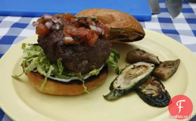 Hamburger ripieno di formaggio e cipolla con chutney di pomodoro alla griglia e verdure marinate