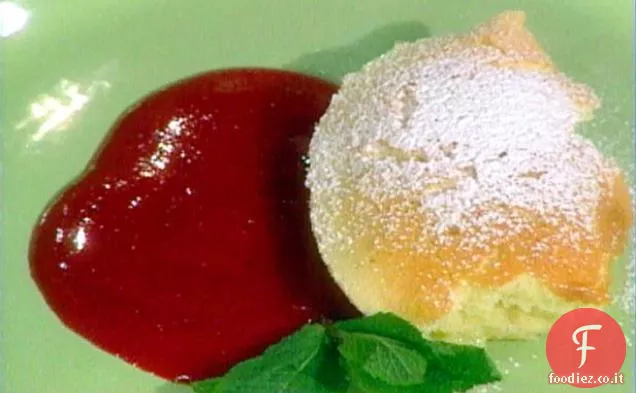 Torta al budino al limone con coulis di lamponi