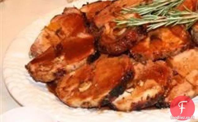 Lonza di maiale al profumo di rosmarino ripiena di aglio arrosto, albicocche secche e mirtilli rossi e salsa di vino porto