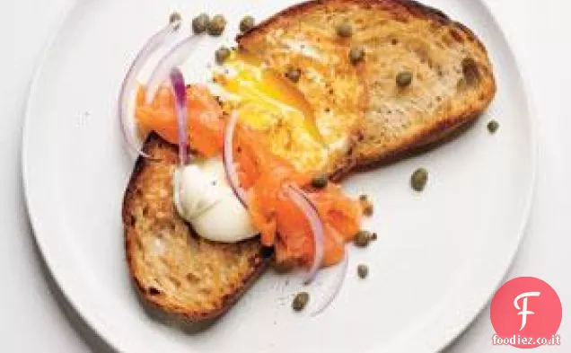 Uovo in un buco con salmone affumicato Ricetta