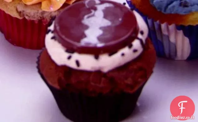 Cupcakes al cioccolato con glassa al caramello salato e ripieno di cioccolato fondente