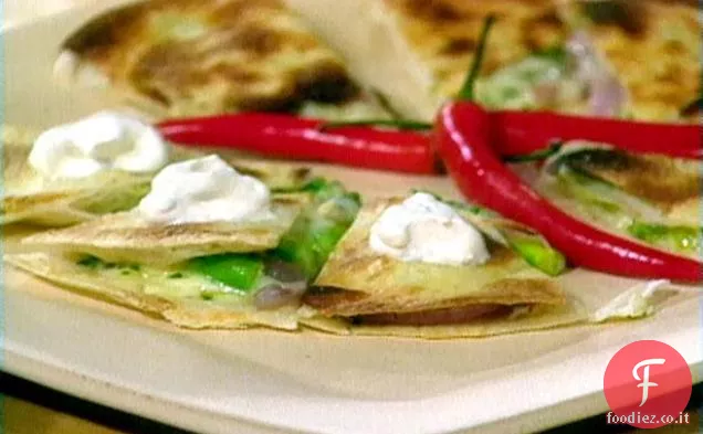 Asparagi arrostiti e Quesadillas di cipolla rossa