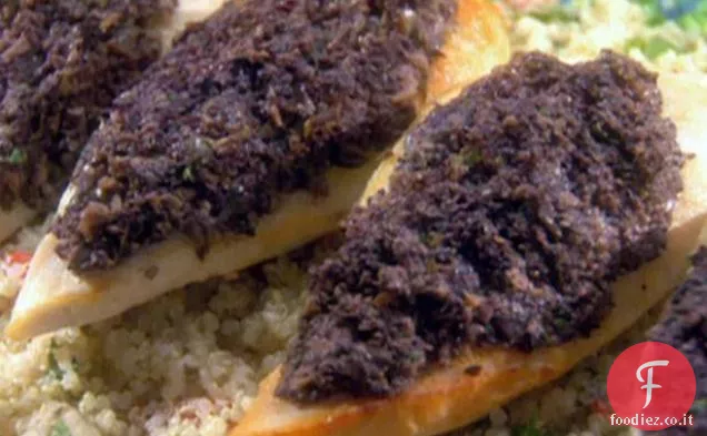 Tapenade di olive Pollo in crosta e quinoa con aglio arrosto, peperoni rossi arrostiti e basilico