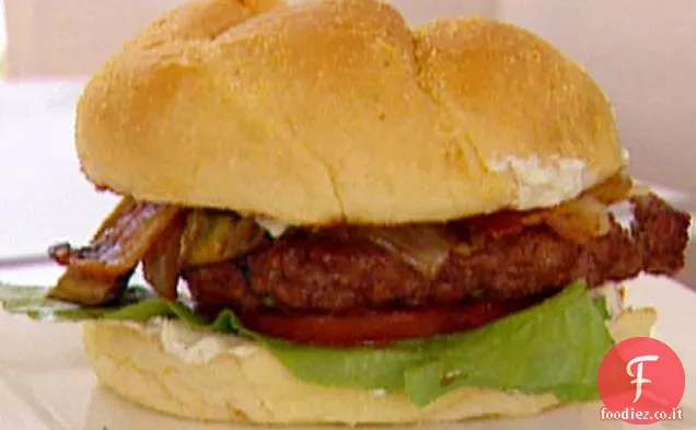 Hamburger alla griglia California Avocado B-L-T con cipolle Chipotle caramellate