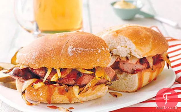 Panini alla griglia Kielbasa e cipolla